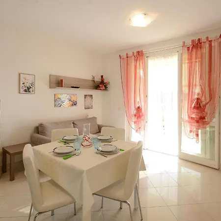Апартаменты 1 Bedroom Stunning In *